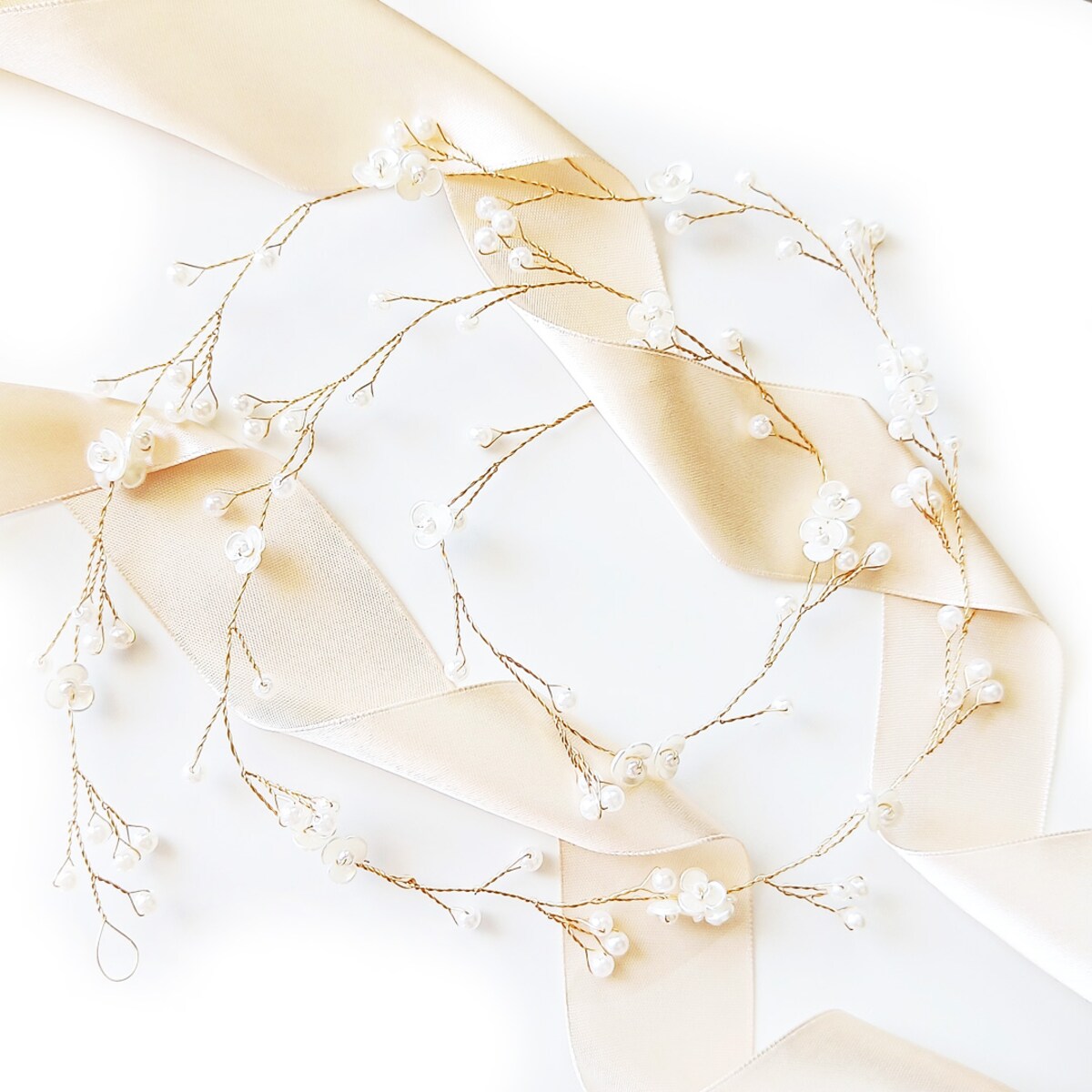 Delikatna długa girlanda do włosów z kwiatami i perłami złota
