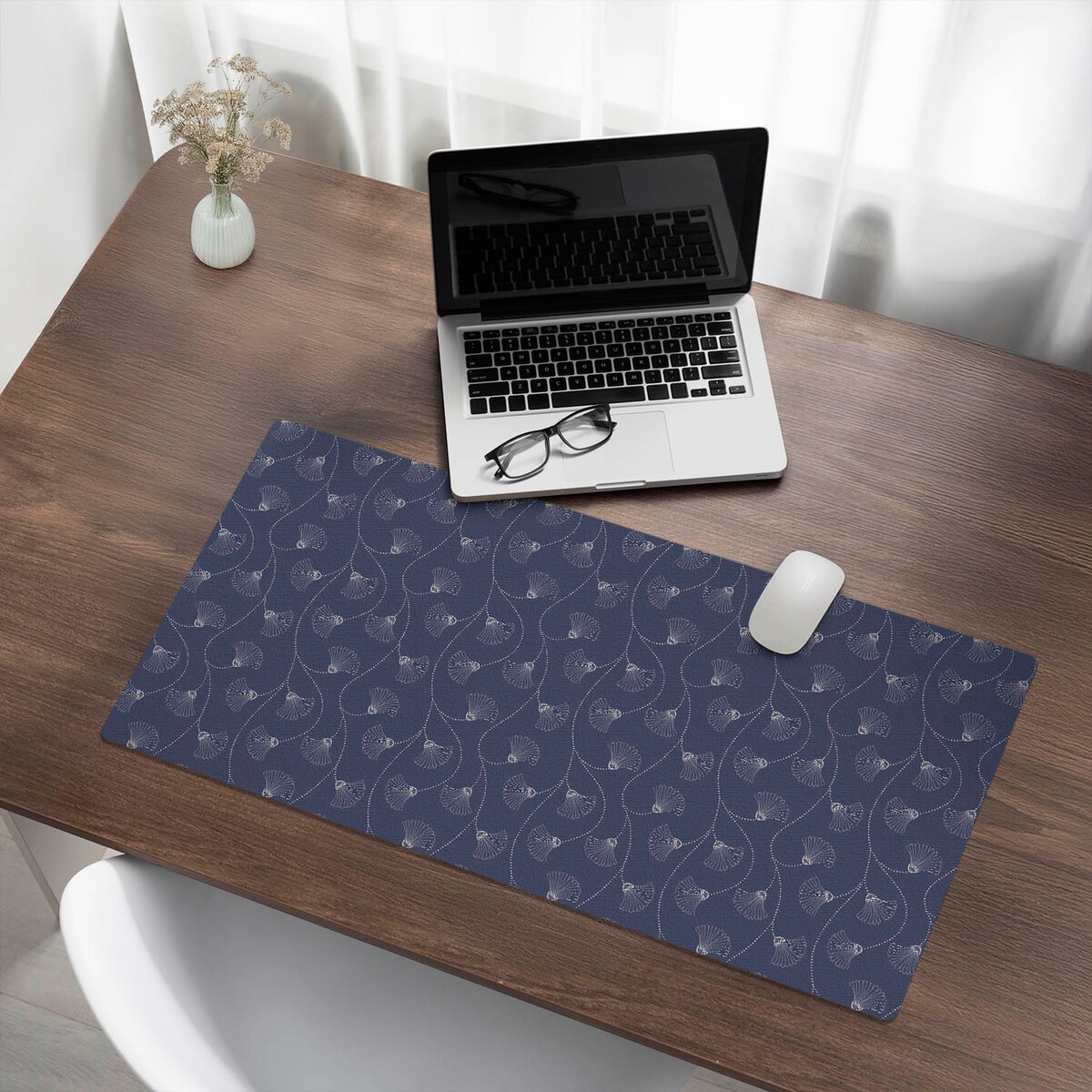 Granatowa mata na biurko Delikatne wachlarze, 90x45 cm