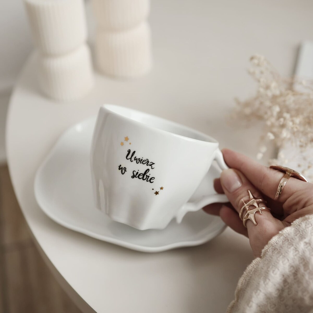 Biała Asymetryczna Filiżanka Porcelanowa ze Spodkiem 200 ml - Napis Uwierz w Siebie ze Złotymi Gwiazdkami dla Niej na Urodziny