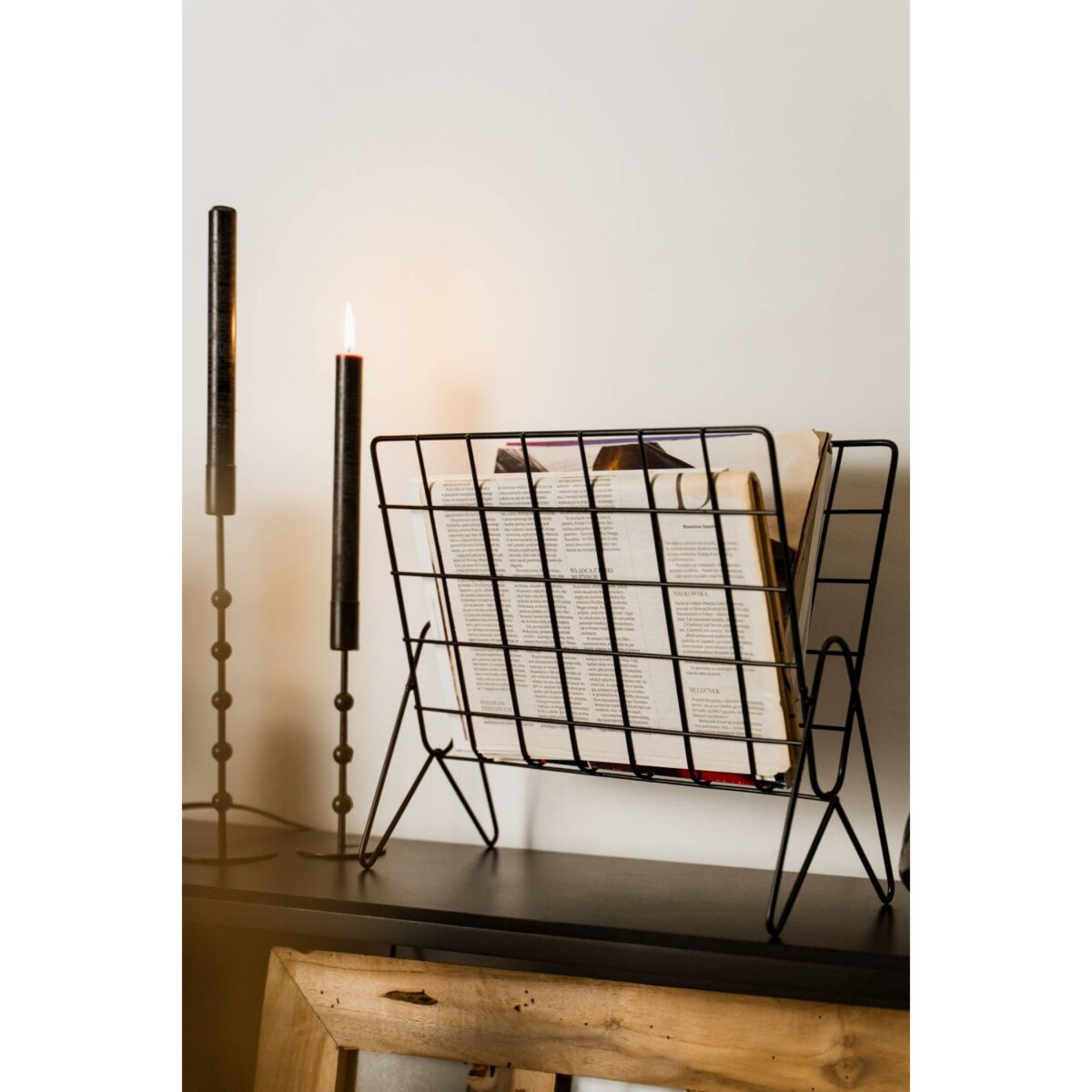 Gazetnik metalowy na czasopisma