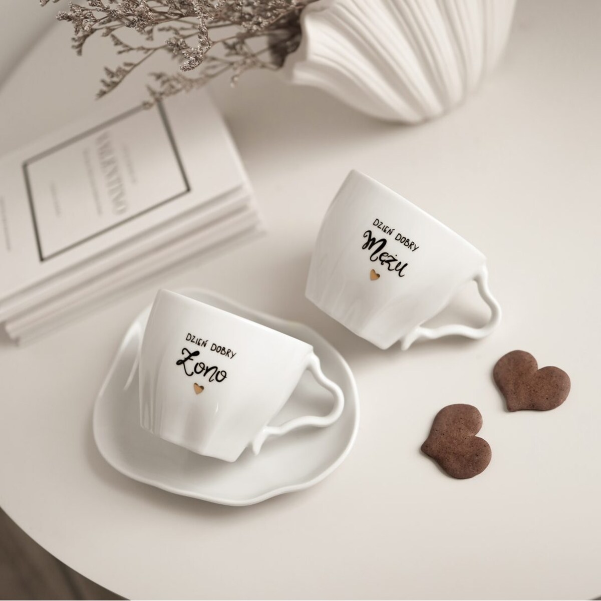 Biała Asymetryczna Filiżanka Porcelanowa ze Spodkiem 200 ml - Napis Dzień Dobry Żono ze Złotym Sercem dla Żony na Rocznicę Ślubu