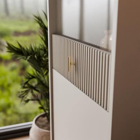 Witryna MIDNIGHT z przeszklonym frontem na stelażu, kaszmir