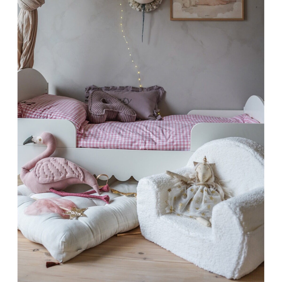 Futrzany fotelik dla dziecka biały