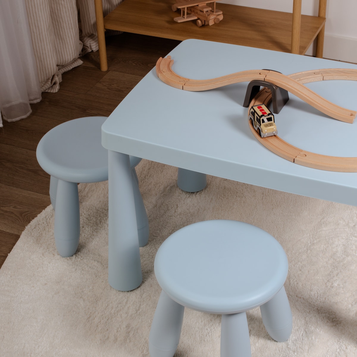 Stolik dla dzieci plastikowy niebieski stabilny stoliczek