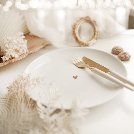 Biały talerz porcelanowy 20 cm - Motyw złotego serca na ślub dla pary