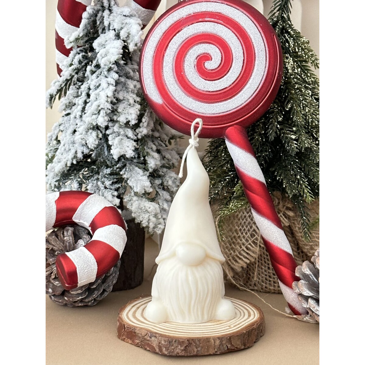 Mały świąteczny skrzat z wosku sojowego – świeca dekoracyjna