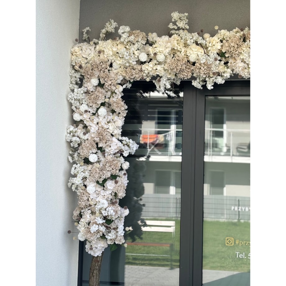 Instalacja/witryna z kwiatów 270cm wys. i 200cm szer.