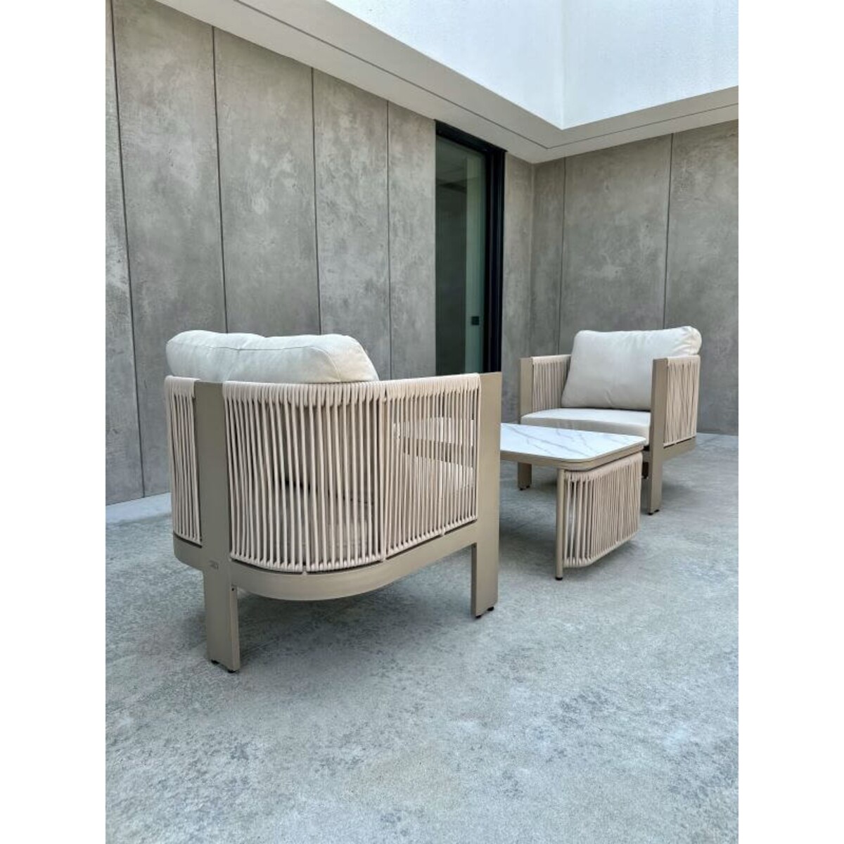 ALUMINIOWY FOTEL LEONE W KOLORZE SZAMPAŃSKIM