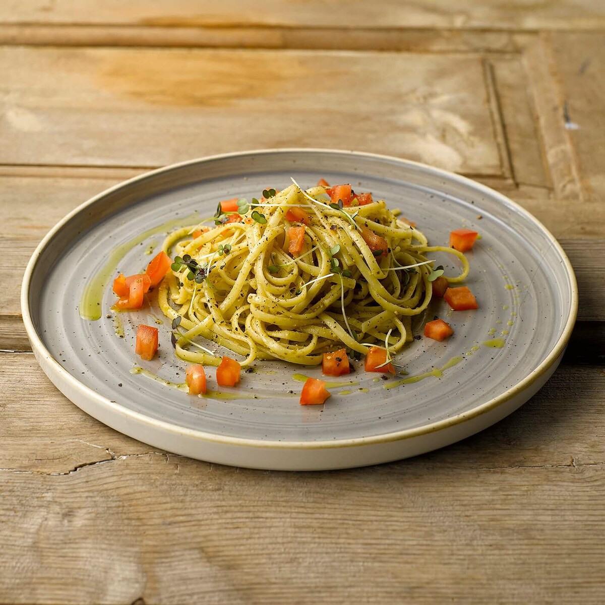 Talerz organiczny z wysokim rantem Stonecast Peppercorn Grey, 200mm