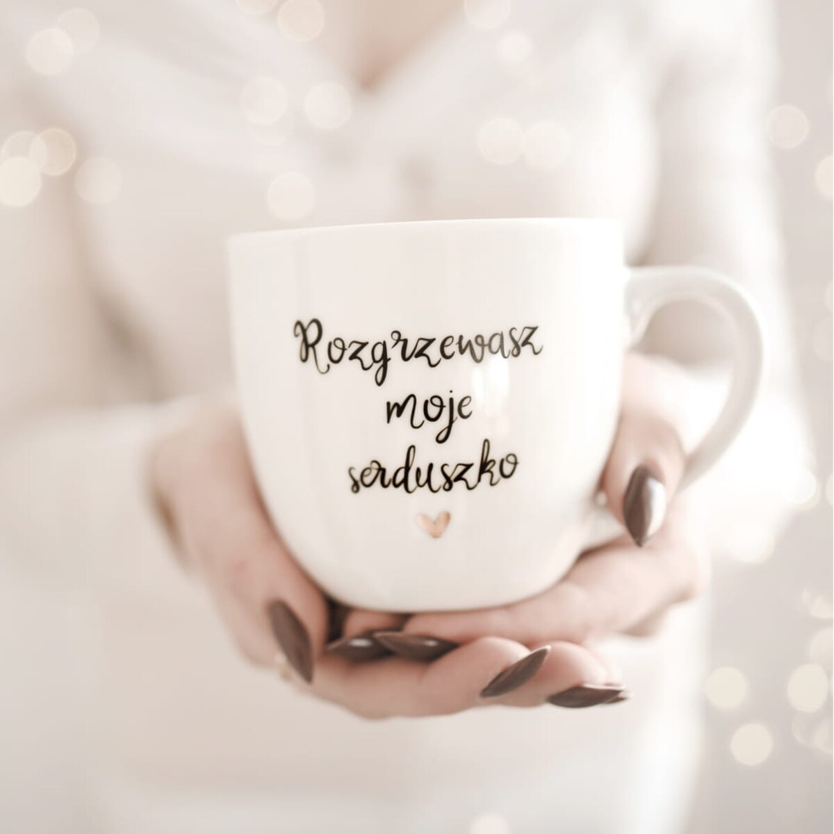 Biały kubek porcelanowy 300 ml „Rozgrzewasz moje serduszko" ze złotym sercem - romantyczny prezent na walentynki, rocznicę, zaręczyny