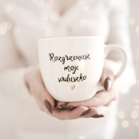 Biały kubek porcelanowy 300 ml „Rozgrzewasz moje serduszko" ze złotym sercem - romantyczny prezent na walentynki, rocznicę, zaręczyny
