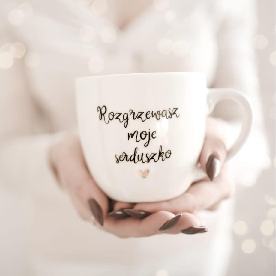 Biały kubek porcelanowy 300 ml „Rozgrzewasz moje serduszko" ze złotym sercem - romantyczny prezent na walentynki, rocznicę, zaręczyny