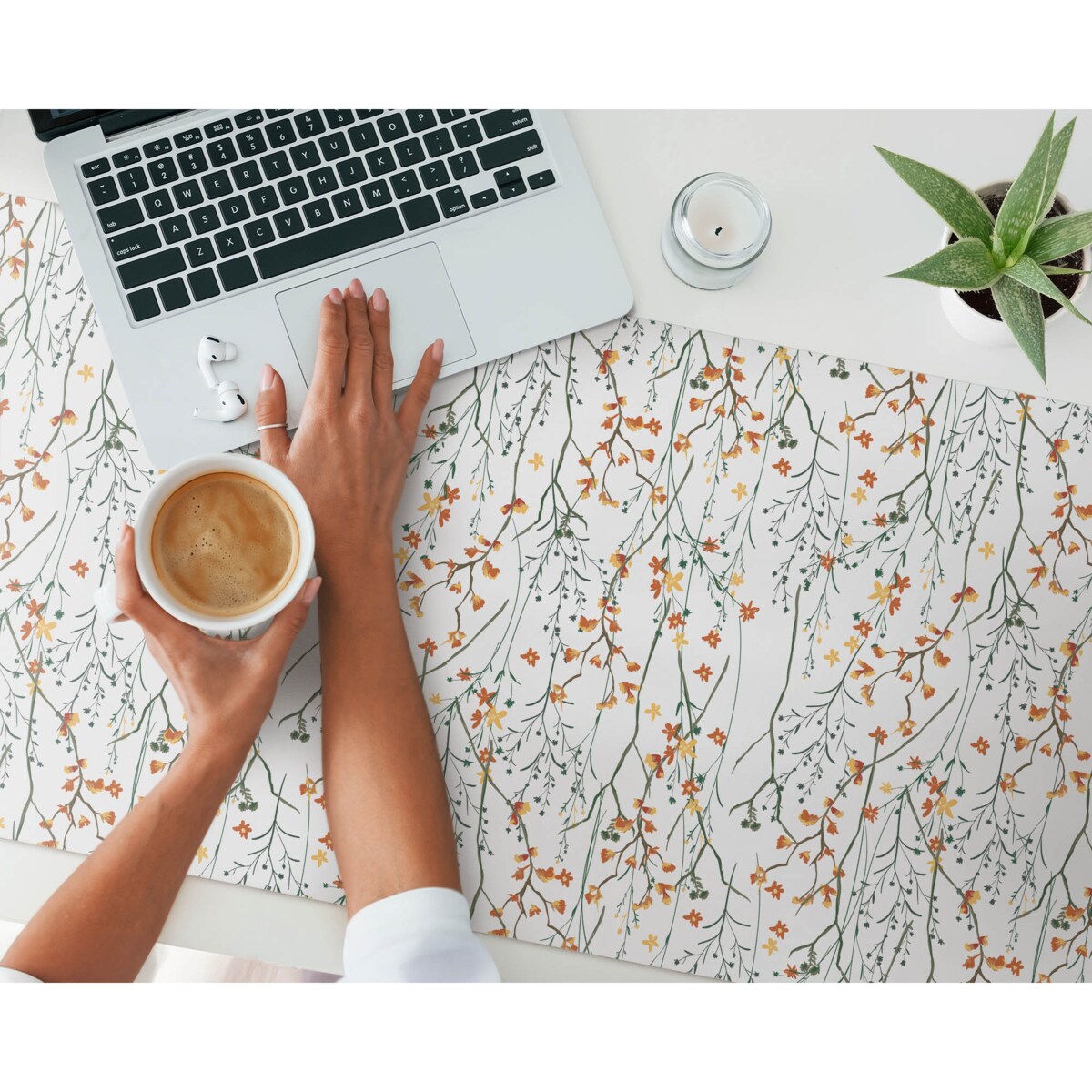 Biała mata na biurko Jesienne kwiaty gałązki, 120x60 cm