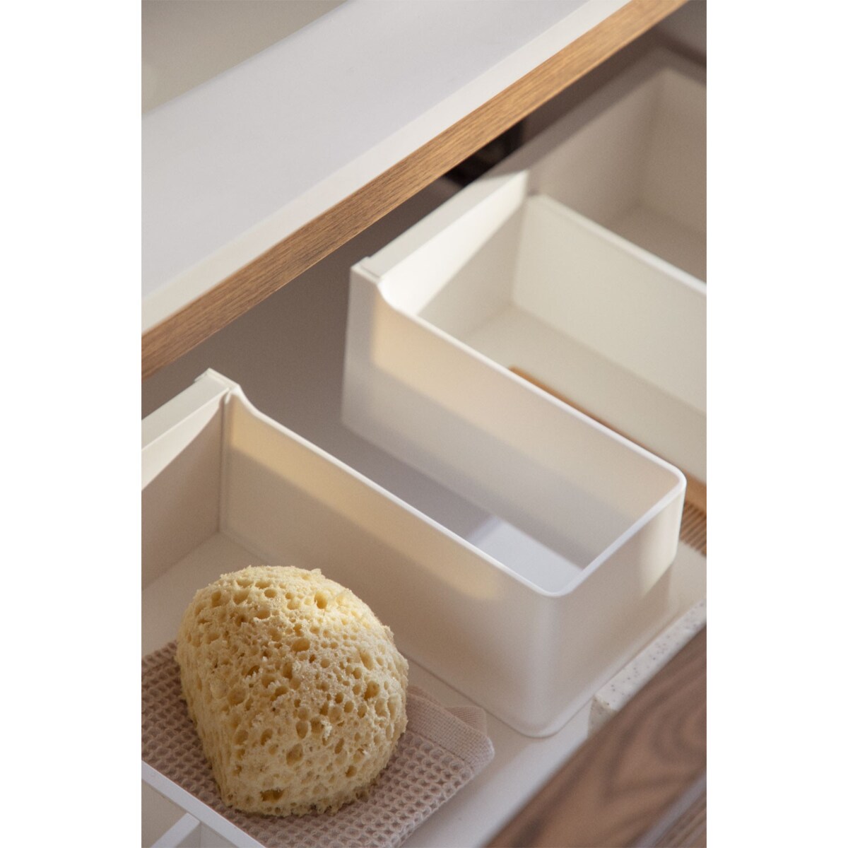 Drewniana komoda łazienkowa ze zintegrowaną umywalką Solea