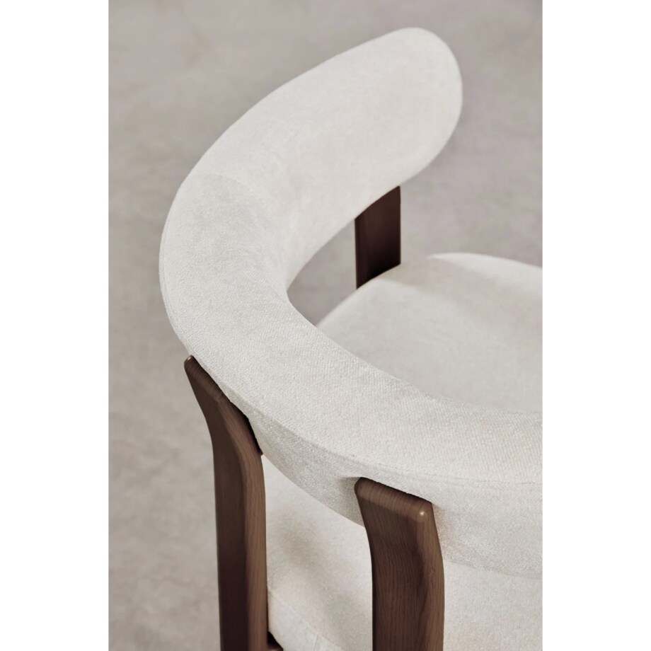 Krzesło z podłokietnikami tapicerowane Jolie, kremowo-beżowe, ciemne drewno