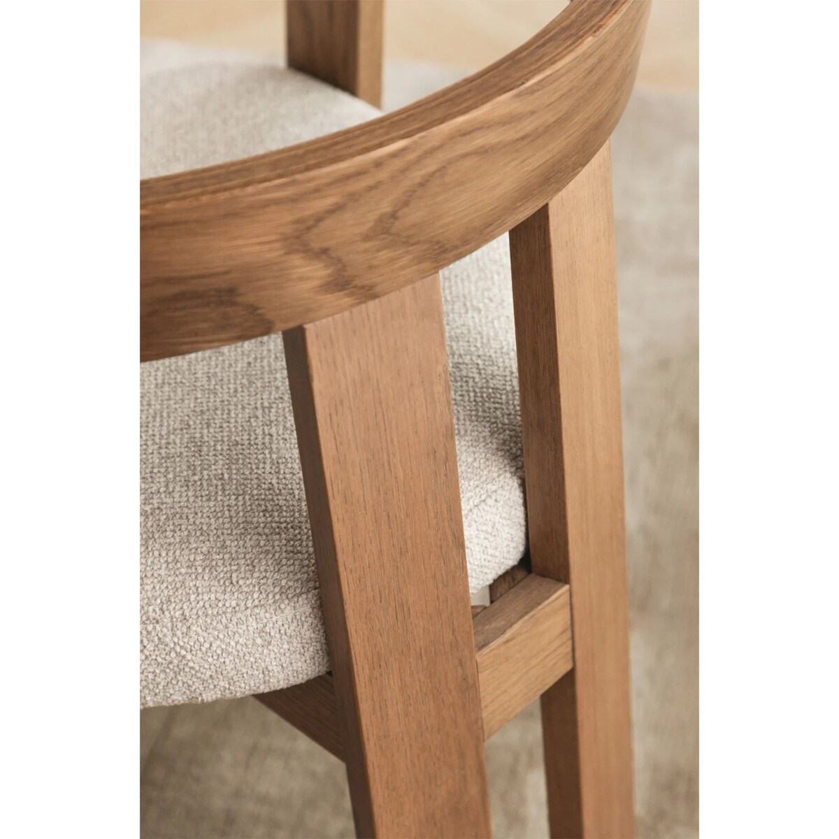 Krzesło z podłokietnikami, jasne drewno, kremowe bouclé, Yvonne