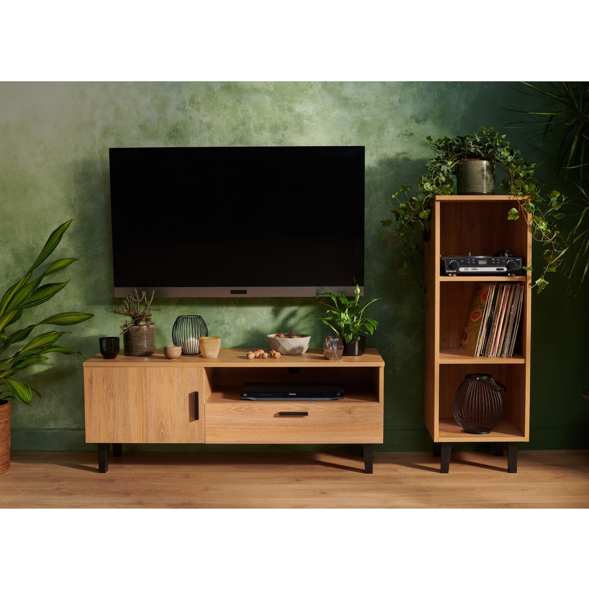 KONSIMO FRISK Komoda do salonu w stylu skandynawskim