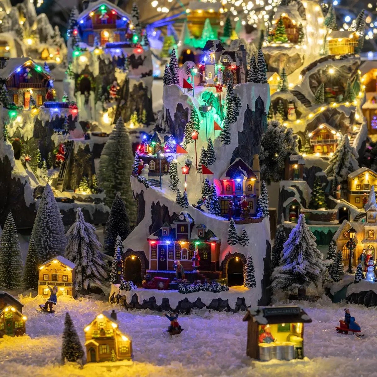 Dekoracja - grająca scenka świąteczna Wioska Zimowa 68x23x17 cm