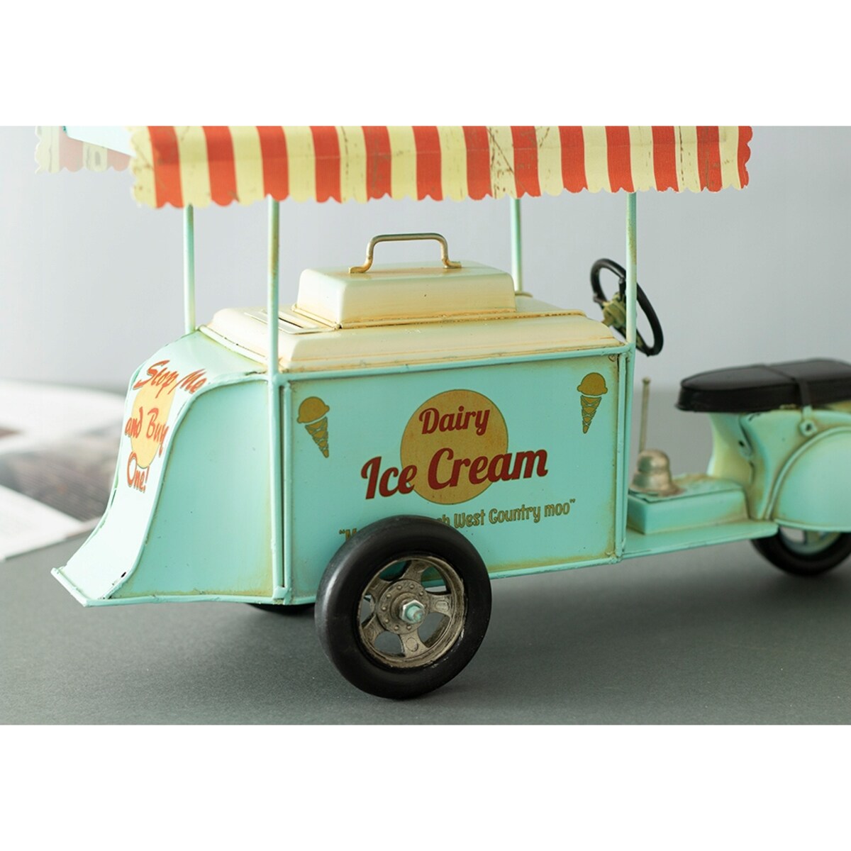 FIGURKA LODZIARKA auto z lodami RETRO