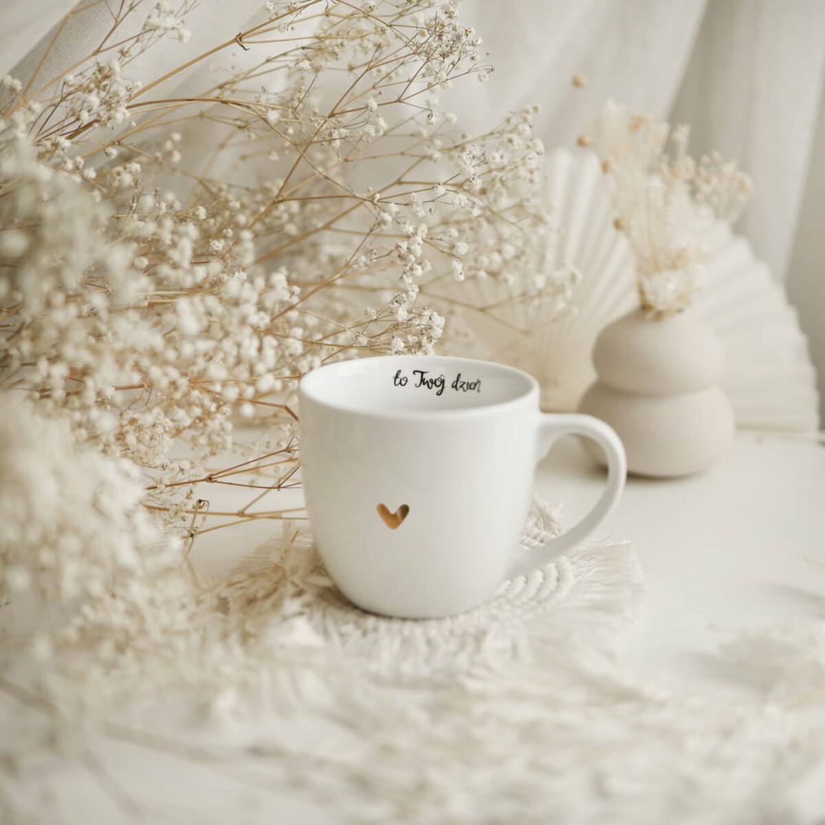 Biały kubek porcelanowy 300 ml - napis to twój dzień z motywem złotego serca na urodziny dla bliskiej osoby