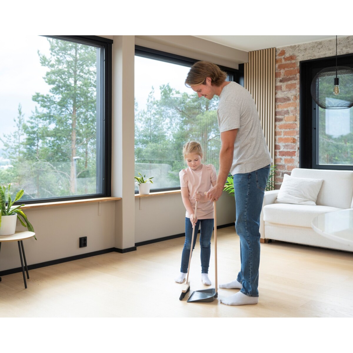 Drewniana szczotka i szufelka, 92 cm