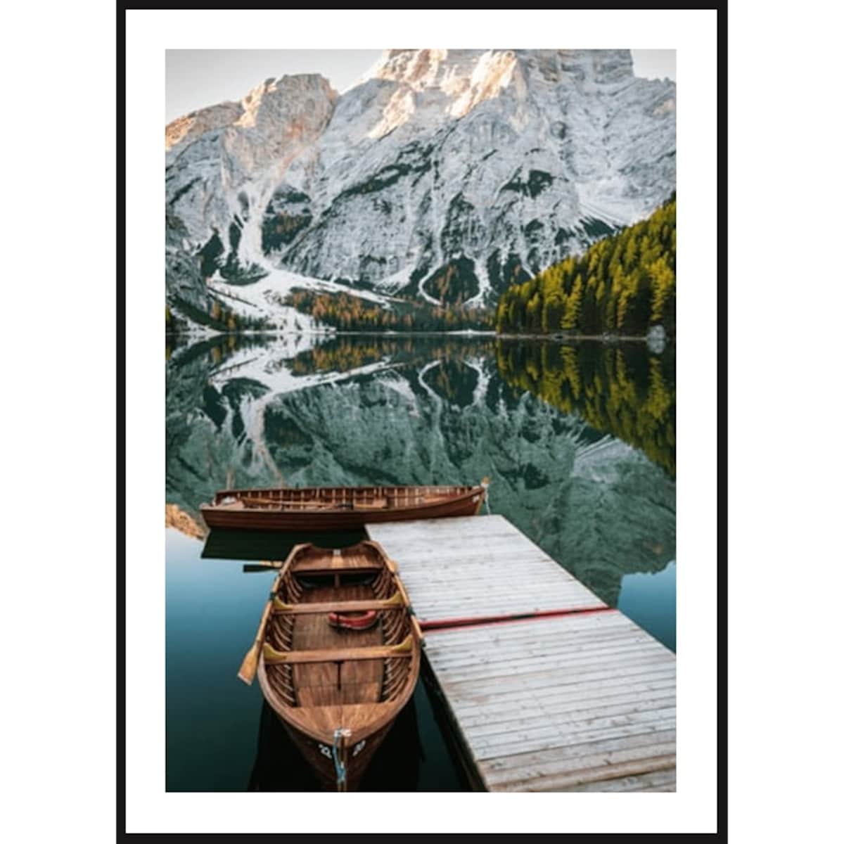 Poster Story, Plakat, Obraz - Łodzie na Górskim Jeziorze Lago Braies No3, wymiary 30 x 42 cm