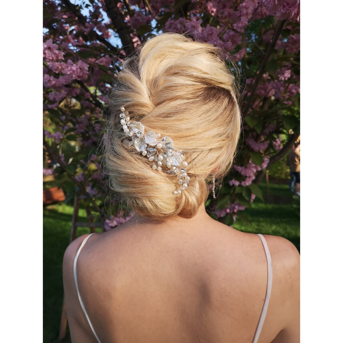 Grzebyk z perłowymI kwiatami srebrny do fryzury ślubnej