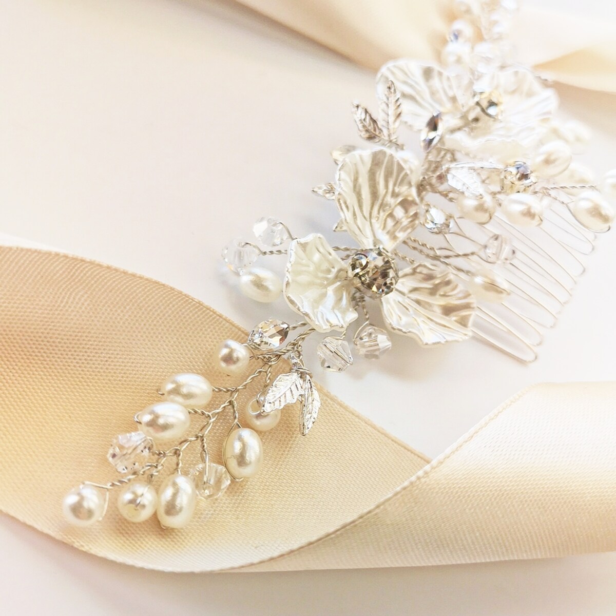 Grzebyk z perłowymI kwiatami srebrny do fryzury ślubnej