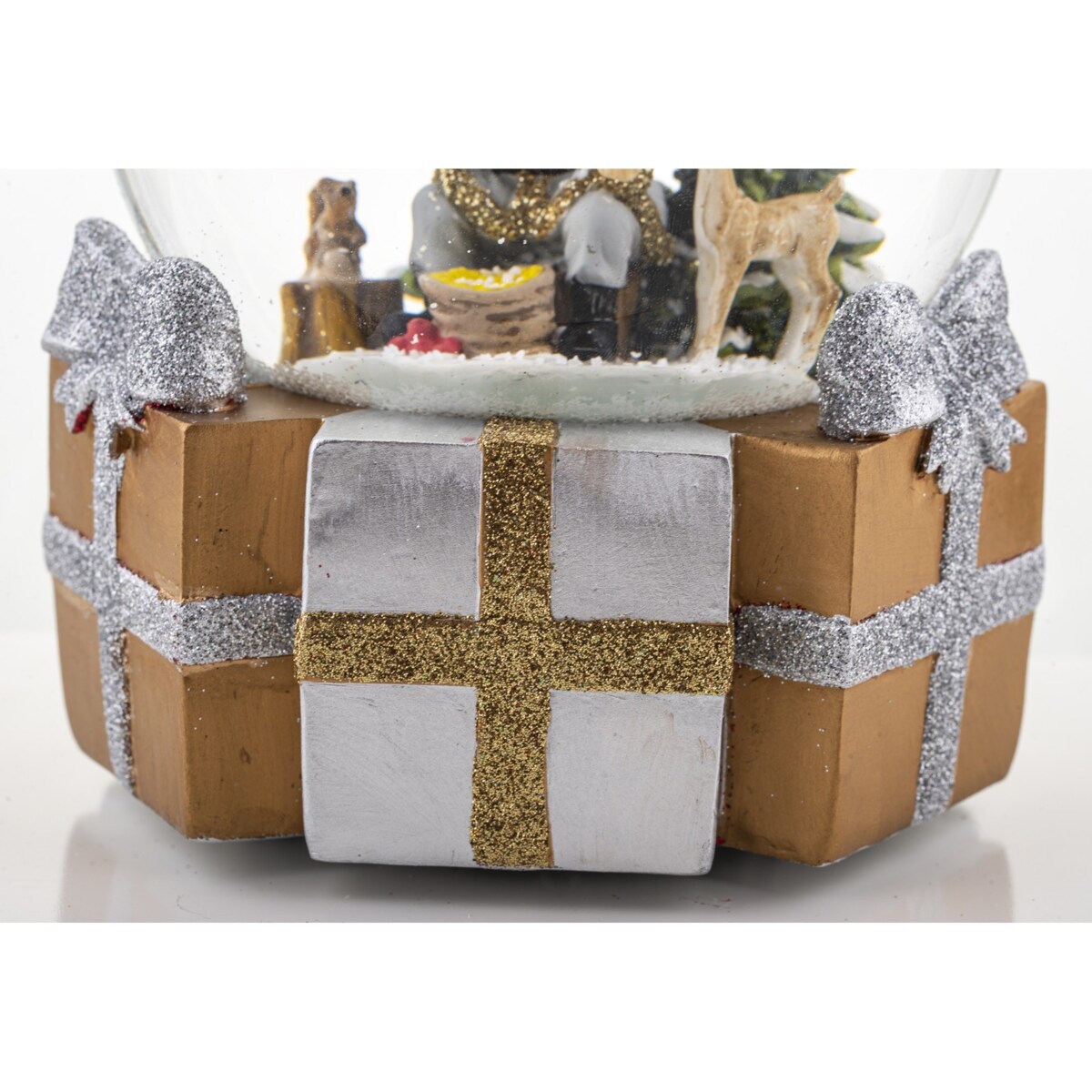 Szklana kula śnieżna z pozytywką 16x11x11 cm Mikołaj wśród zwierząt