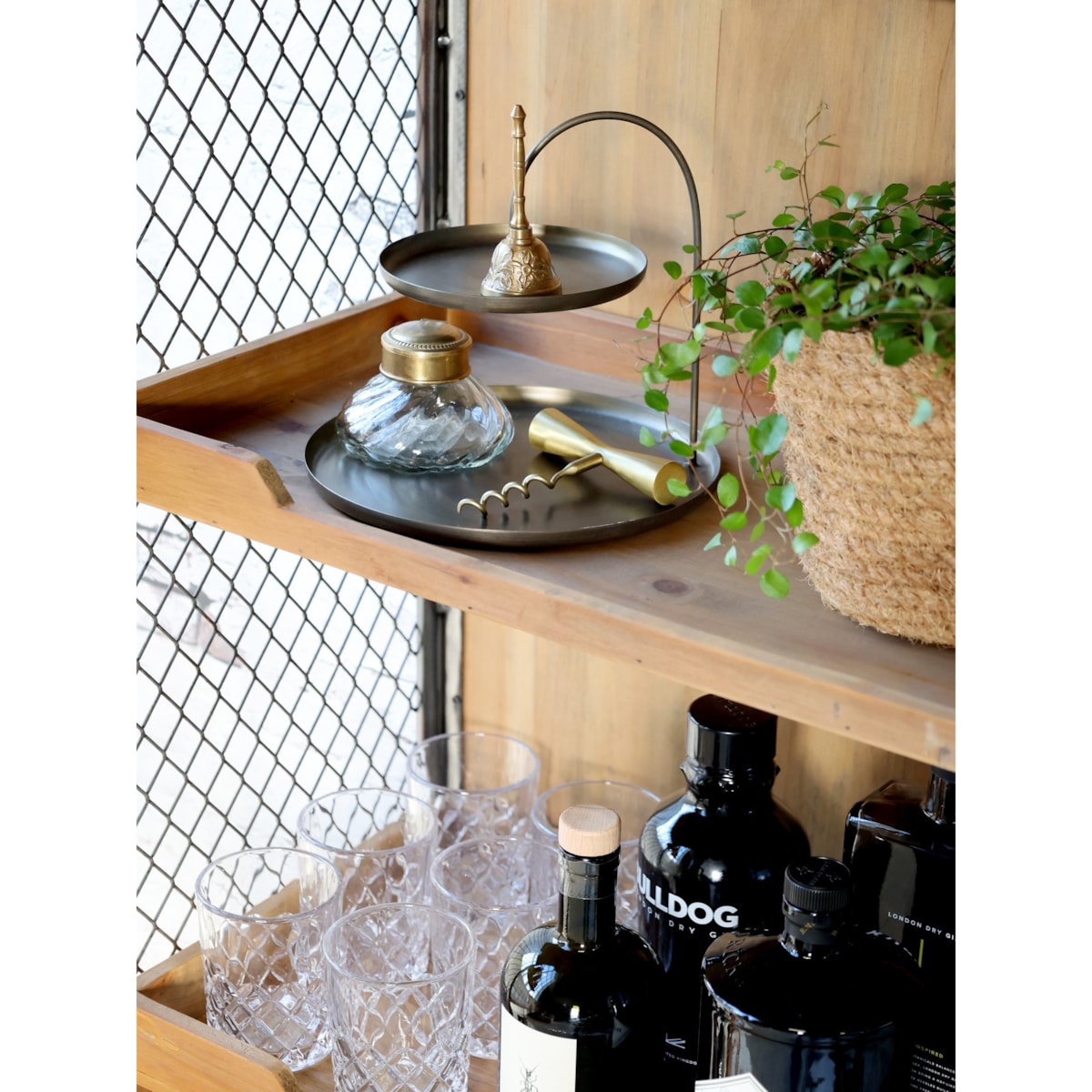 Komoda barowa na kółkach z siatką 94,5 cm