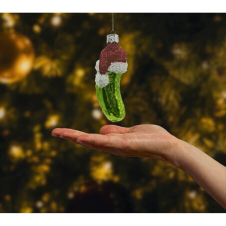 Bombka choinkowa: Ogórek z czapką Świętego Mikołaja