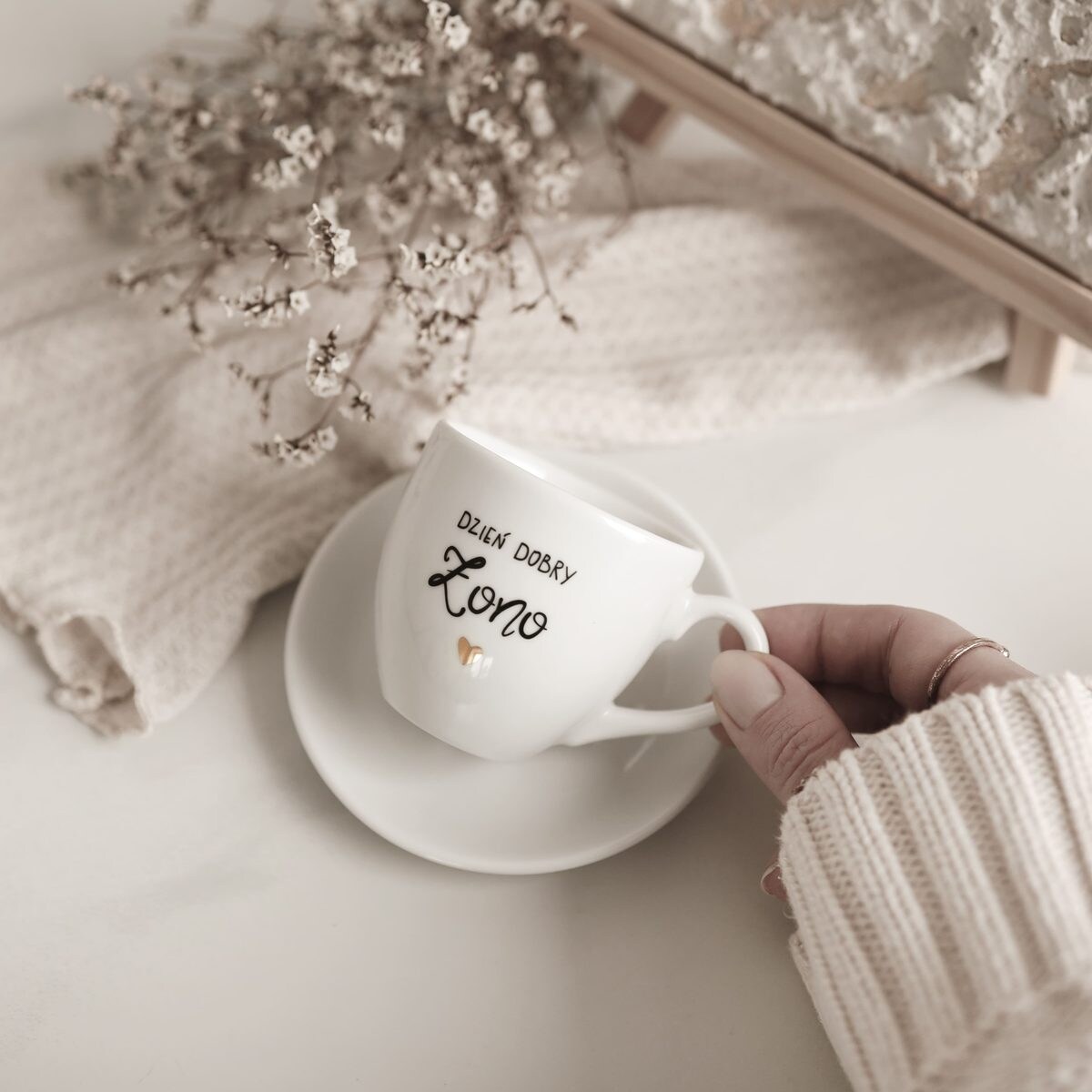 Biała Filiżanka Porcelanowa Espresso ze Spodkiem 100 ml - Napis Dzień Dobry Żono ze Złotym Sercem dla Żony na Rocznicę Ślubu