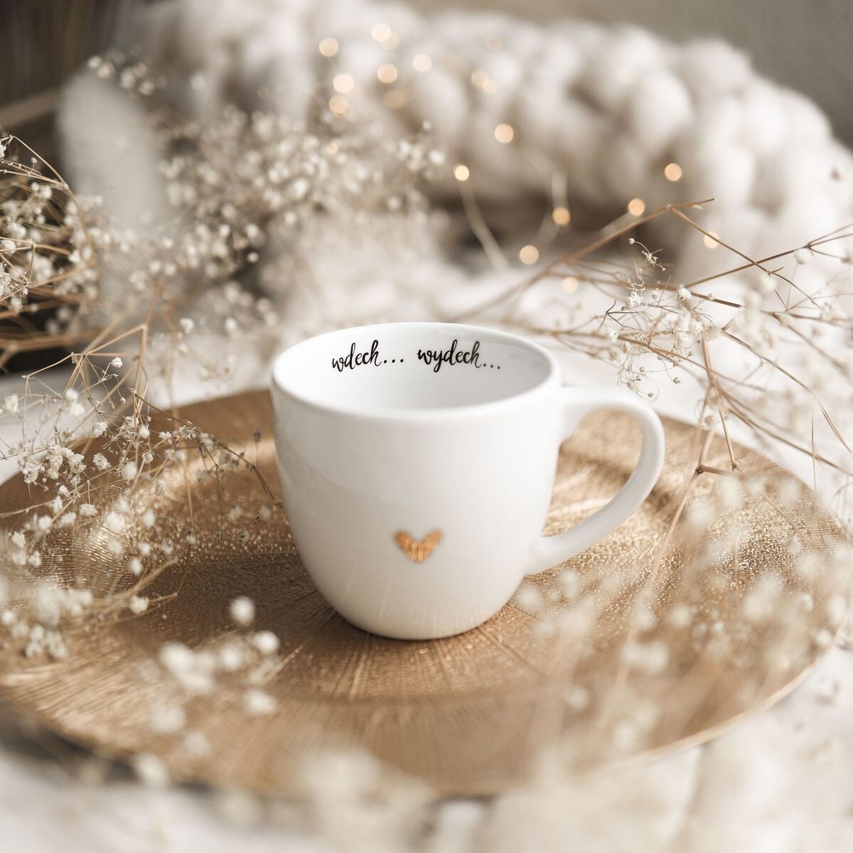 Biały kubek porcelanowy 300 ml „Wdech Wydech" ze złotym sercem - prezent na urodziny dla bliskiej osoby, mamy, przyjaciółki
