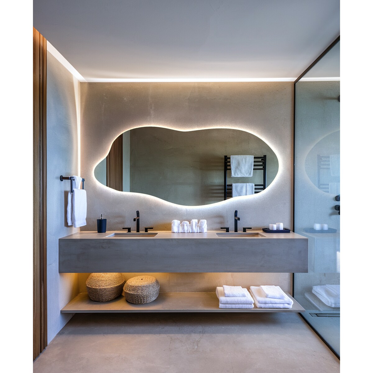 Lustro LED o płynnym kształcie, 35x80 cm, zimne światło