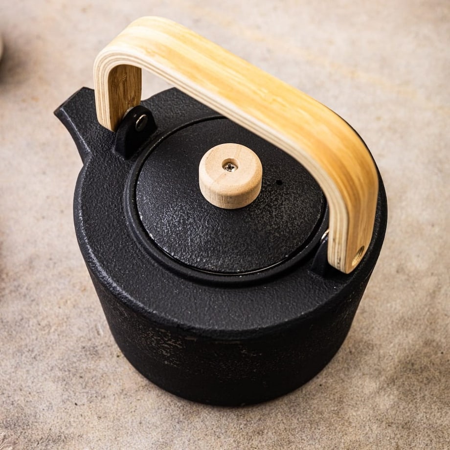Czajniczek żeliwny Zaparzacz do herbaty z drewnianym uchwytem 1.3L KINGHOFF