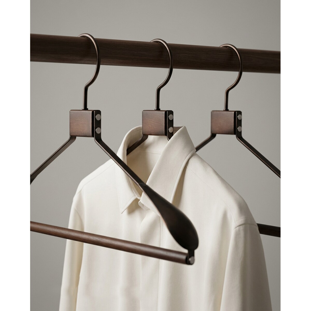 Zestaw 4 drewnianych wieszaków na ubrania SHP SOLID czarny