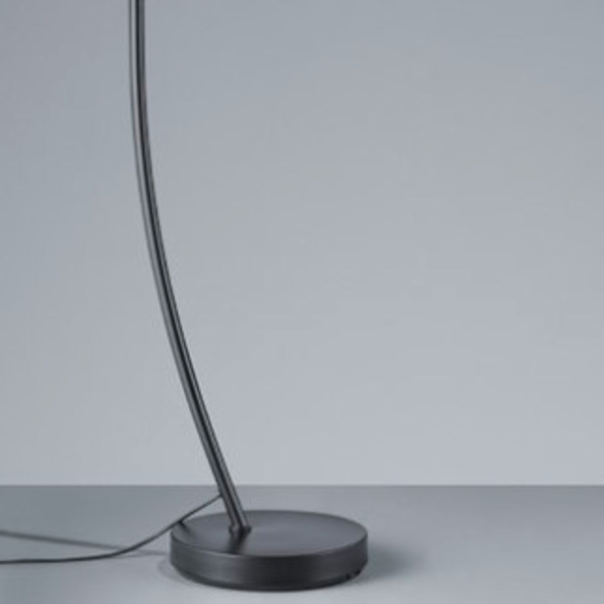 Podłogowa lampa salonowa Recife R46041032 czarna kopuła metalowa