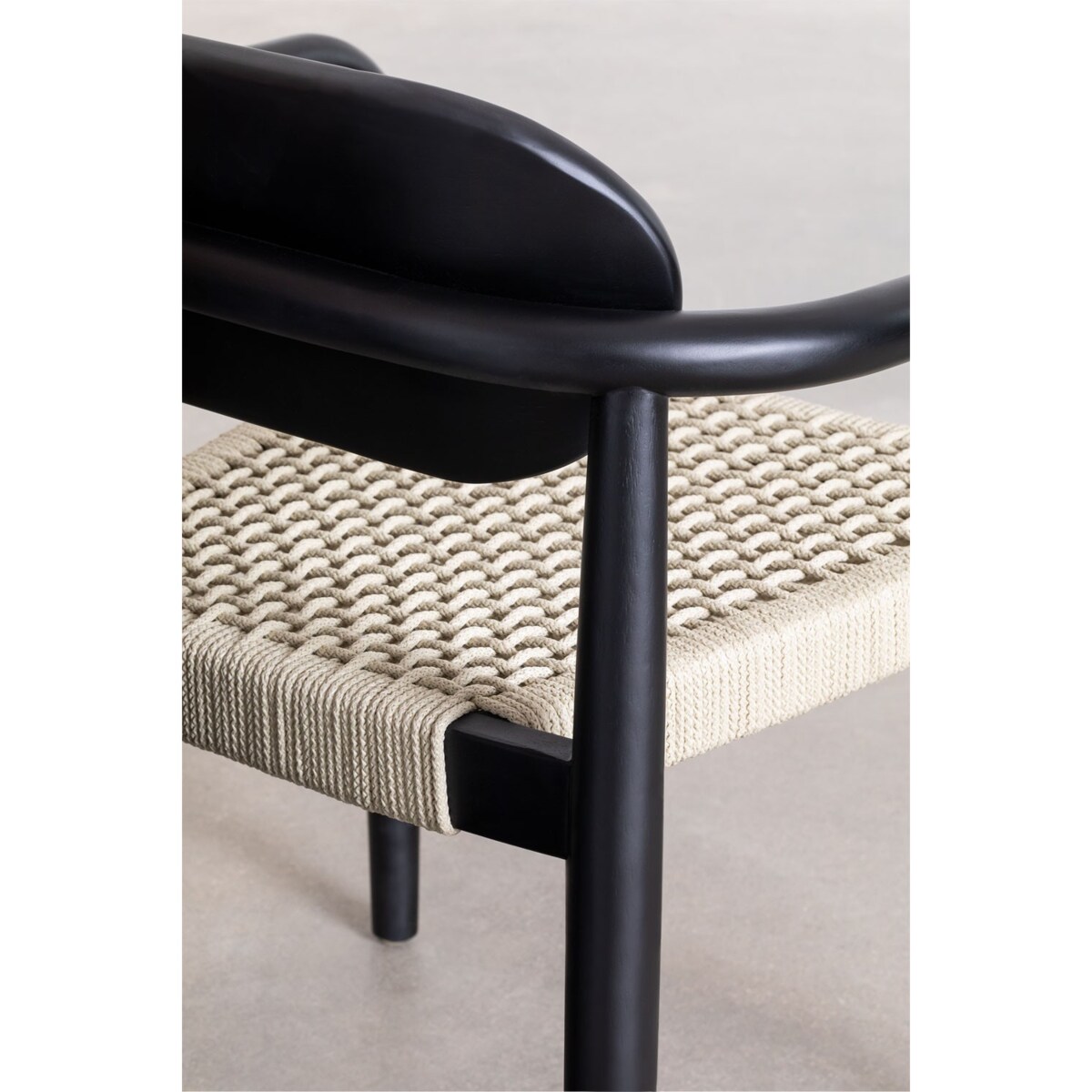 Krzesło drewniane z podłokietnikami i plecionką Ugmen czarne