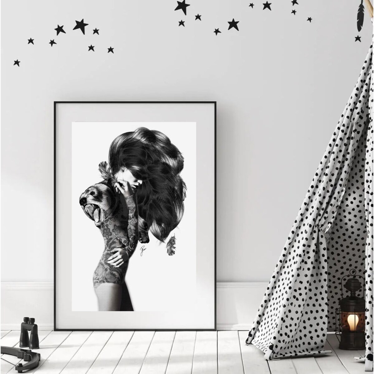 Poster Story, Plakat, Obraz - Kobieta z Niedźwiedziem, wymiary 21 x 30 cm