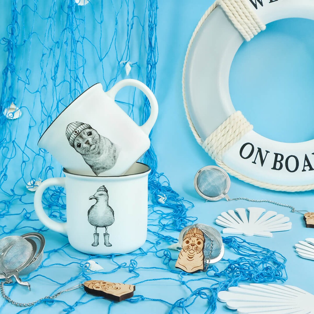 Kubek Mewa i Foka- starannie wykonane naczynie z uroczym matowym nadrukiem, które świetnie nada się jako upominek, umili wakacyjną przerwę na kawę lub herbatę, wykonany z porcelany New Bone China
