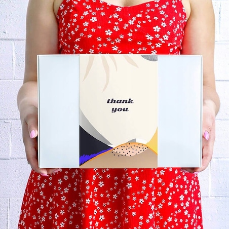 MEGA ZESTAW BOX KOSZ NA PREZENT UPOMINEK PODZIĘKOWANIE DLA NAUCZYCIELA KOBIETY FACETA - ŚWIECA SOJOWA KUBEK Z ZAPARZACZEM I POKRYWKĄ HERBATY SYPANE MIX