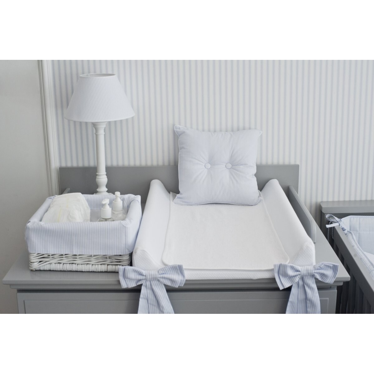 Przewijak z szarymi kokardami