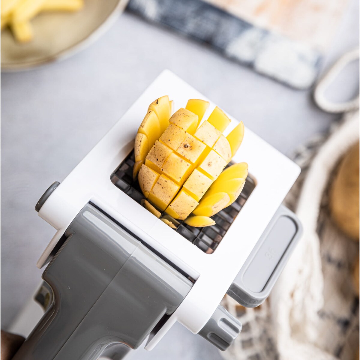 Maszynka ręczna do krojenia ziemniaków frytek biała KINGHOFF