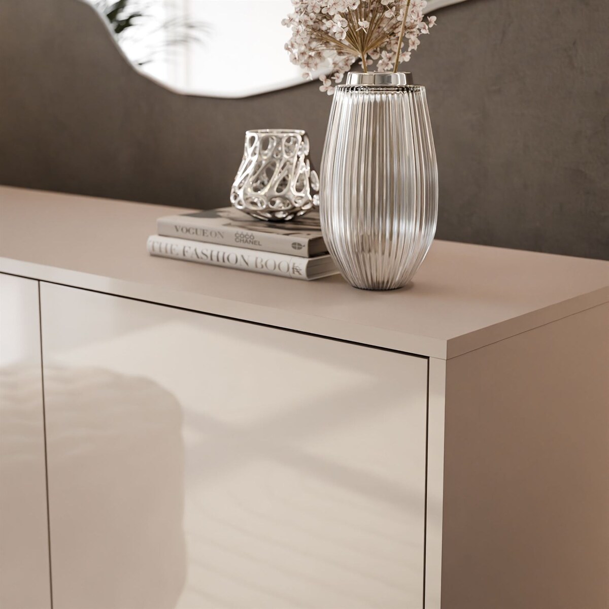 Trzydrzwiowa komoda SANAYI na wysokich, skośnych, srebrnych nóżkach, kaszmir połysk