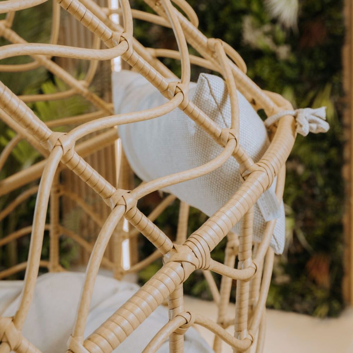 FOTEL OGRODOWY MOLI KOKON Z PODUSZKAMI BEŻOWY