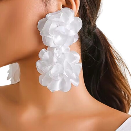 Kolczyki białe podwójne kwiaty satynowe