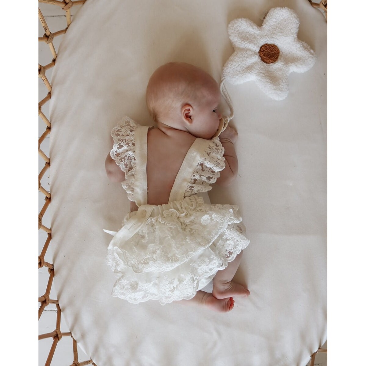 Zawieszka do smoczka/przytulanka stokrotka camel