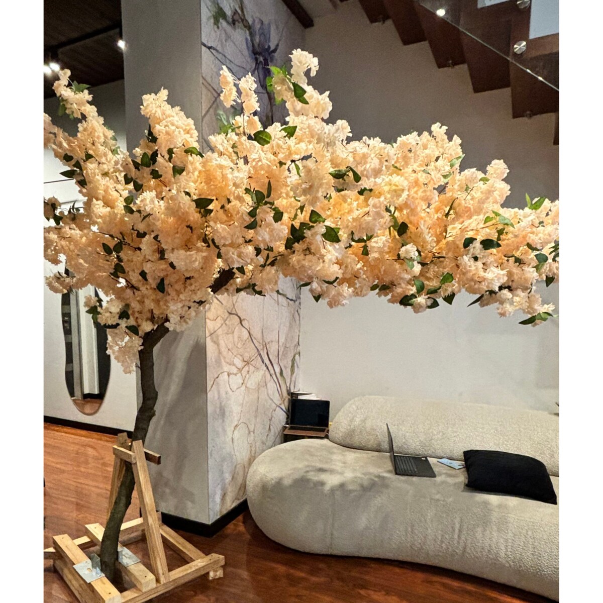 Drzewo kwitnącej wiśni z herbacianymi kwiatami na naturalnym pniu 220 cm