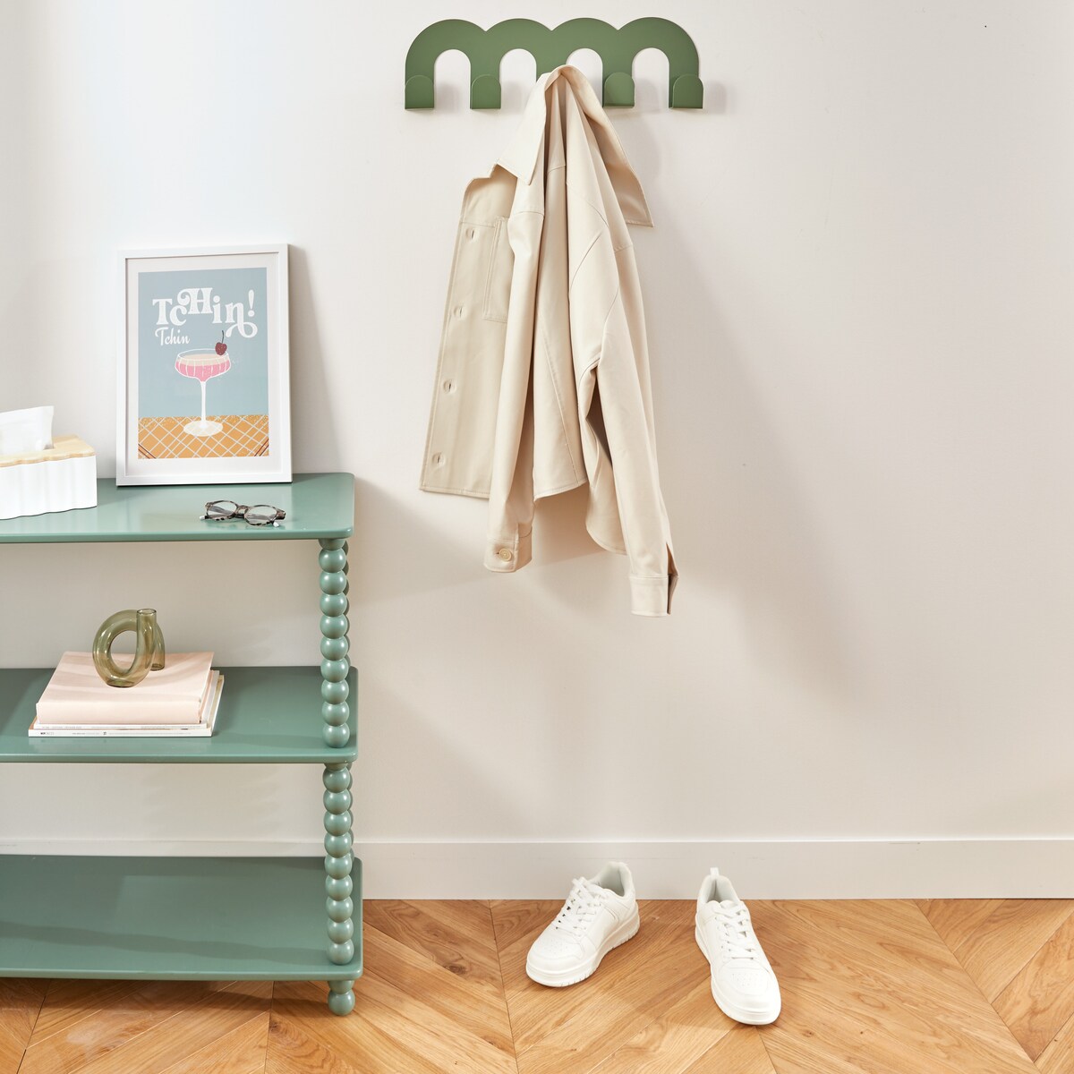 Wieszak na ubrania na ścianę falowany CALLISTA, militarna zieleń, 50 cm