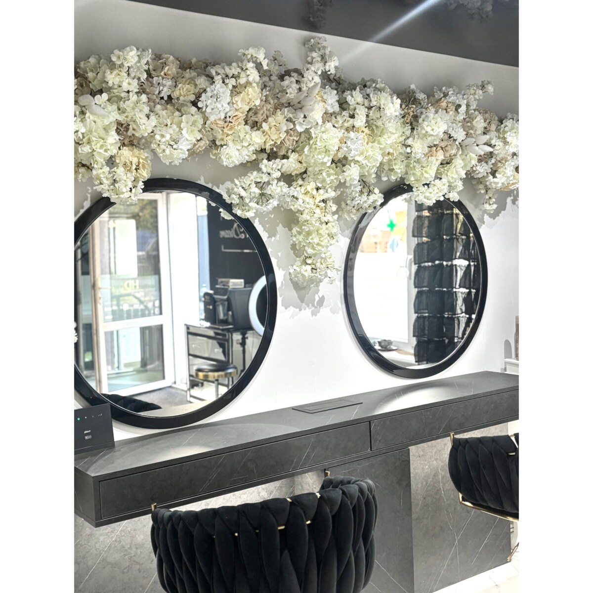 Instalacja z kwiatów białych i beżowych 220cm x 270cm